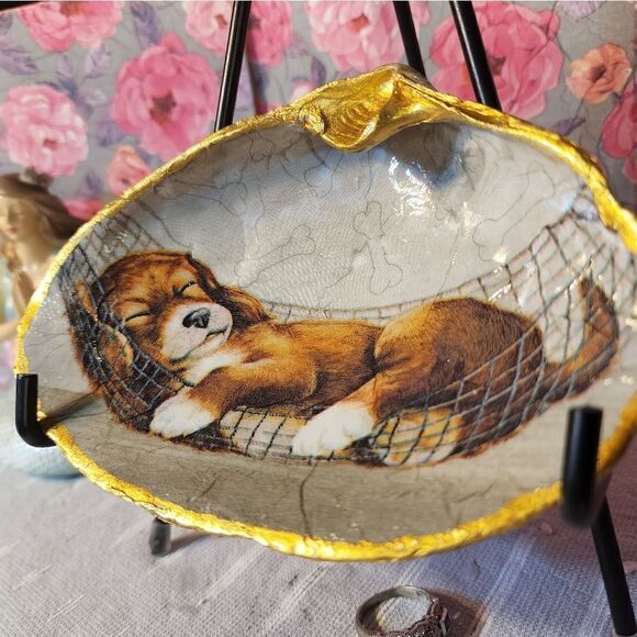 DECOUPAGE CLAM SHELL DECOUPAGE SLEEPING PUPPY ON A CLAM SHELL TRINKET DISH - Picture 3 of 10